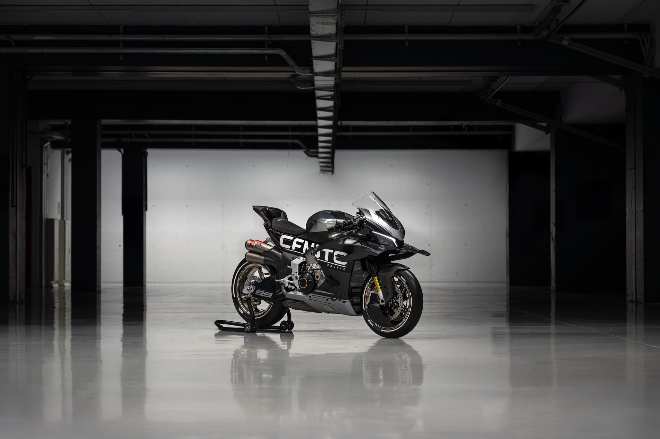 CFMOTO V4 SR-RR Prototyp in einer puristischen Boxengasse