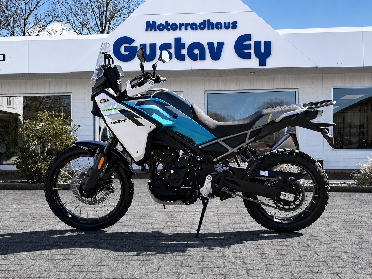 CFMOTO 450MT vor dem Motorradhaus Gustav Ey