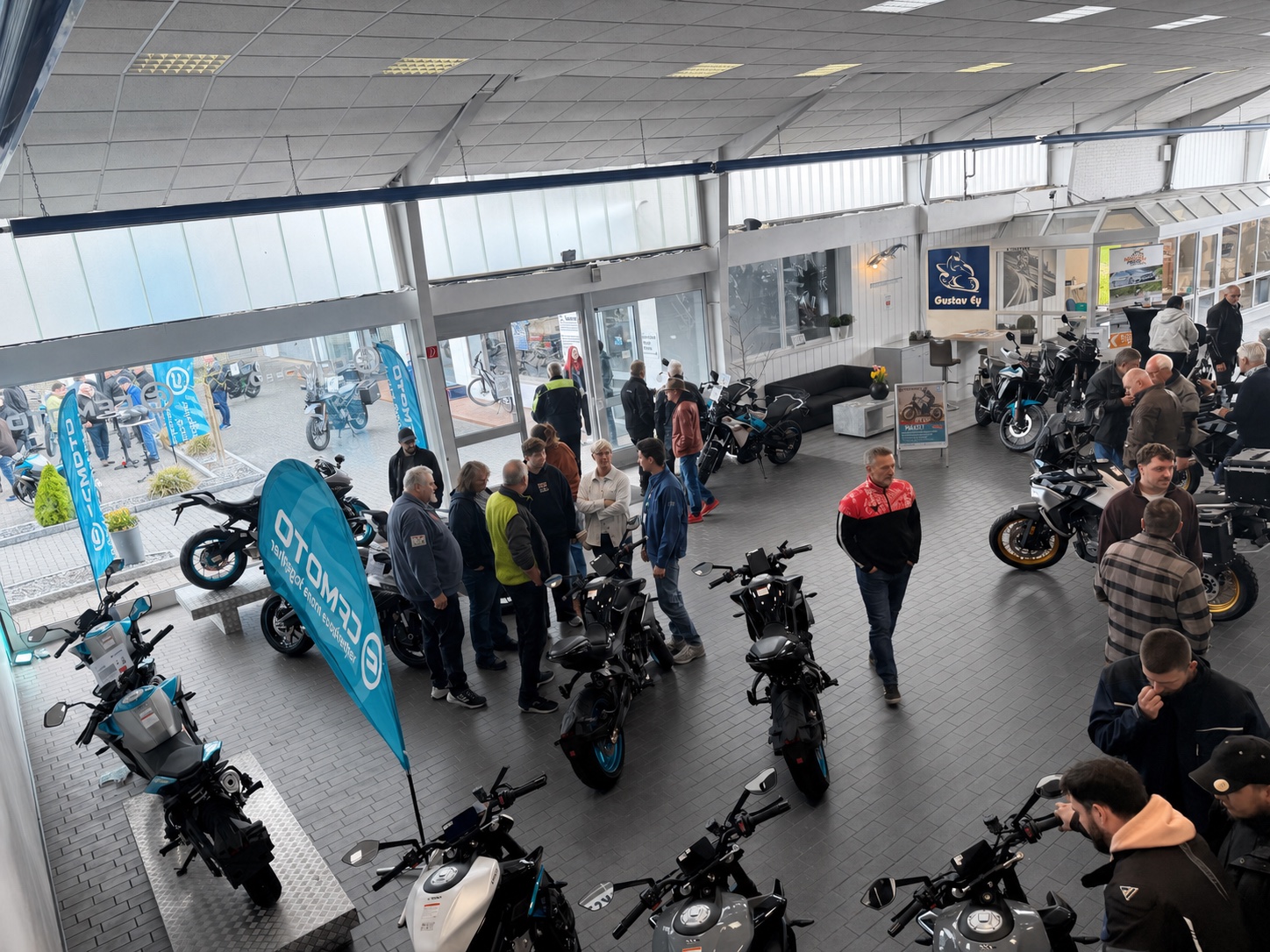 Kundinnen und Kunden bei einer Veranstaltung im Motorradhaus